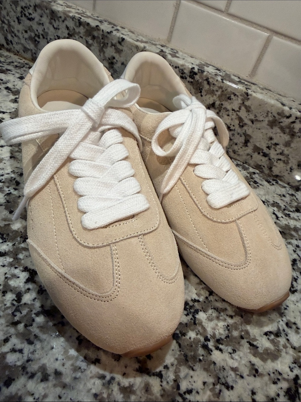ALO sneakers Beige Suede Lace-Up with White Accents sz 7.5 NWOB - Picture 2 of 5